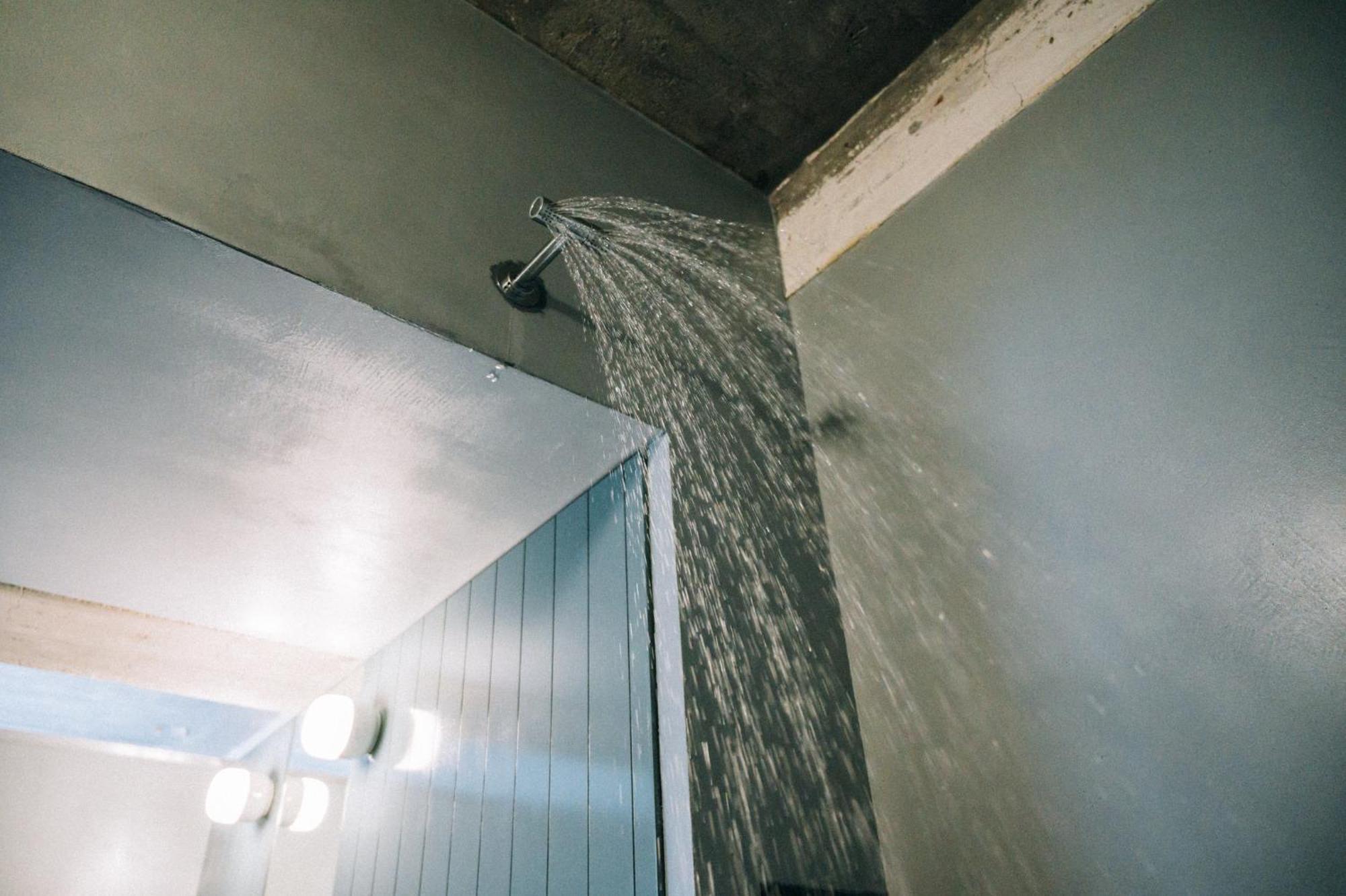 Trevarefabrikken Henningsvaer Bilik gambar
