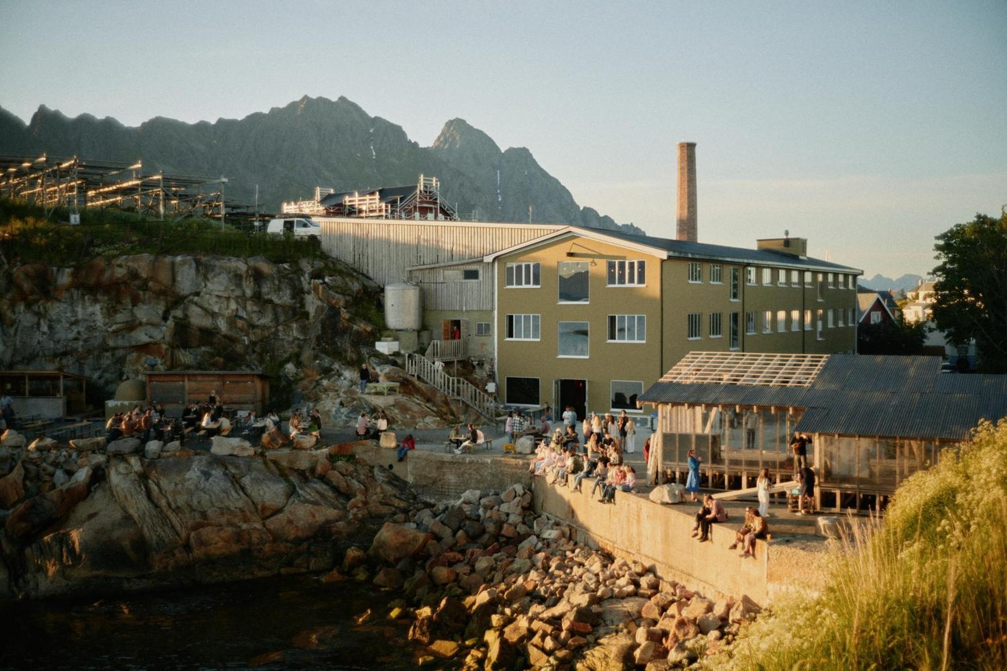 Trevarefabrikken Hotel Henningsvaer Luaran gambar