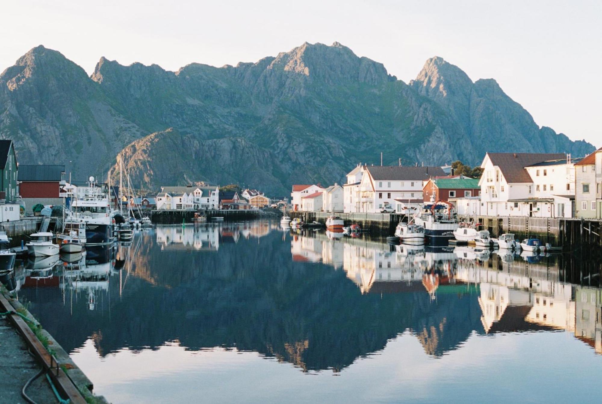 Trevarefabrikken Hotel Henningsvaer Luaran gambar