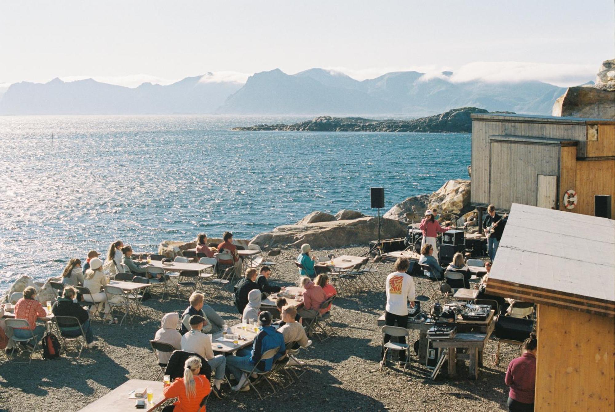 Trevarefabrikken Hotel Henningsvaer Luaran gambar